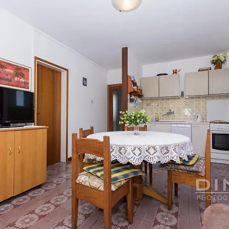 Lela, Next To The Beach Трогир